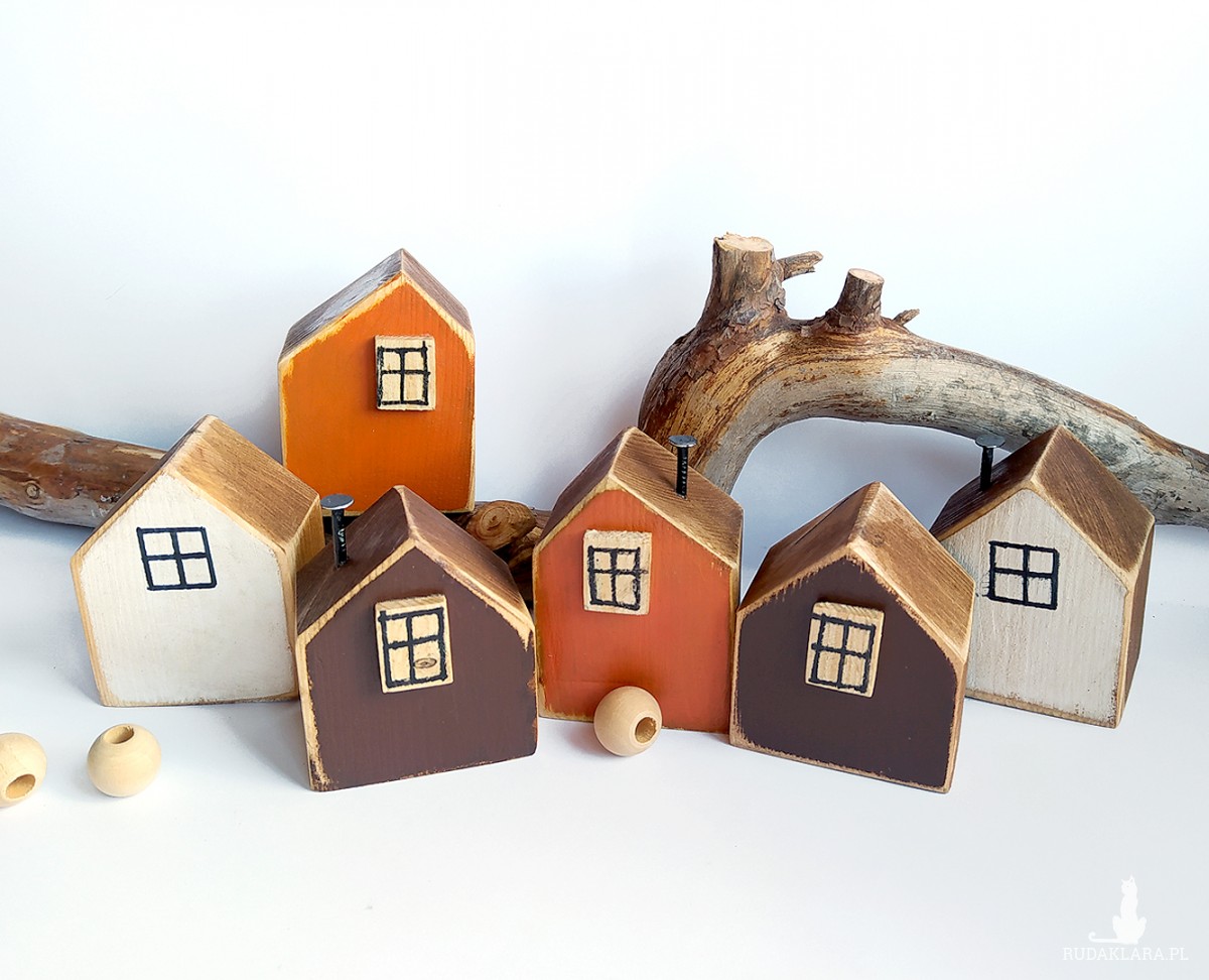 Mały drewniany domek - dekoracje, dodatki do domu